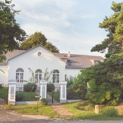 Babérliget egy stílusos vidéki luxus kúria a Balaton közelében